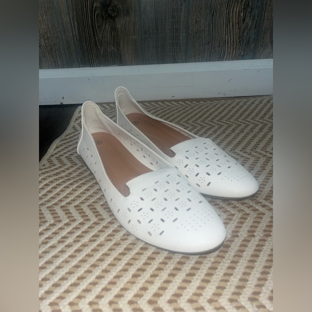 Amazon size 10 white floral lazer cutout flats like new condition